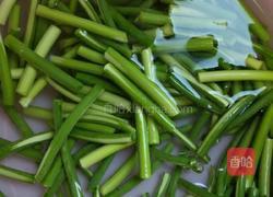 蒜苔炒咸鸭腿的做法图解2