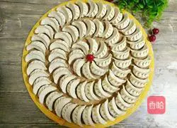 Illustration of how to wrap crescent-shaped dumplings 19