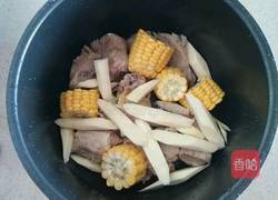 排骨百合山药玉米汤的做法图解2