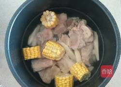 排骨百合山药玉米汤的做法图解3