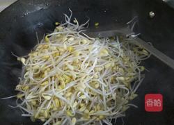 豆芽炒肉的做法图解2
