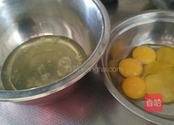 花样巧克力蛋糕卷的做法图解2