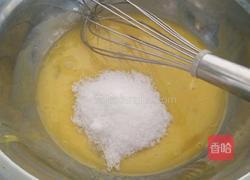 花样巧克力蛋糕卷的做法图解3