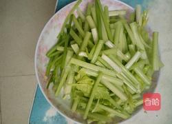 芹菜炒鸡胗的做法图解1