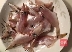 黄豆酱焖剥皮鱼的做法图解1