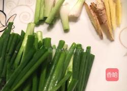 黄豆酱焖剥皮鱼的做法图解2