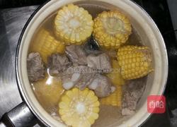 甜玉米排骨汤的做法图解3