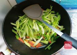 一见倾心(西芹炒香肠)的做法图解6