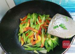 一见倾心（西芹炒香肠）的做法图解7