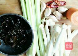 芹菜海鲜菇的做法图解2