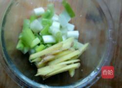 芹菜海鲜菇的做法图解3