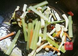 芹菜海鲜菇的做法图解13