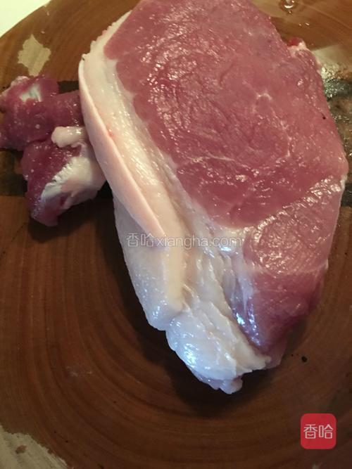 买半肥瘦的五花肉,去掉皮