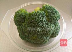 炝拌西兰花黑木耳的做法图解1