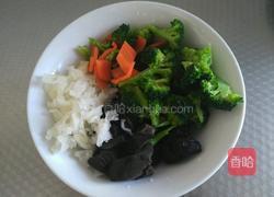 炝拌西兰花黑木耳的做法图解3
