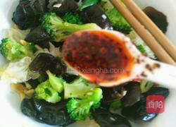 炝拌西兰花黑木耳的做法图解10