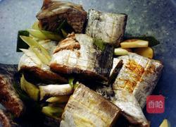 油炸带鱼的做法图解1