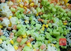 黄瓜玉米火腿炒饭的做法图解9