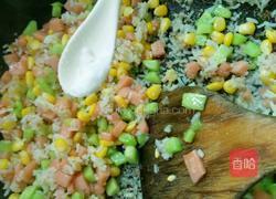 黄瓜玉米火腿炒饭的做法图解10
