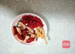 鲜人参乌鸡炖椰王的做法图解3