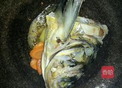 鱼头炖豆腐的做法图解2