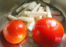 番茄浓汁汤年糕的做法图解1