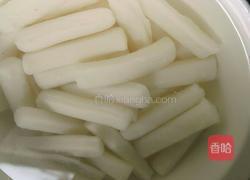 番茄浓汁汤年糕的做法图解2