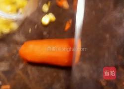 玉米炒肉胡萝卜的做法图解1