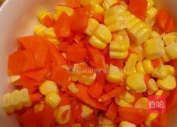 玉米炒肉胡萝卜的做法图解2