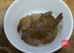 圣女果夹虾仁的做法图解3