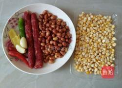 玉米花生炒香肠的做法图解1