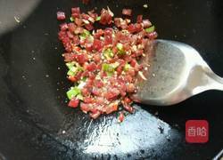 玉米花生炒香肠的做法图解5