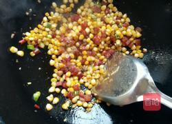 玉米花生炒香肠的做法图解6