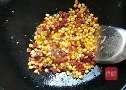 玉米花生炒香肠的做法图解7