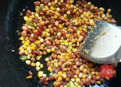 玉米花生炒香肠的做法图解8