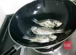 油炸鲫鱼的做法图解4
