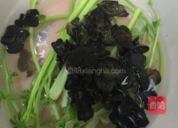 香干木耳炒芹菜的做法图解1