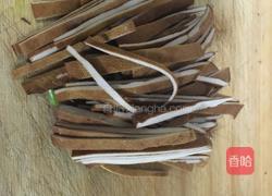 香干木耳炒芹菜的做法图解2