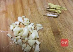 香干木耳炒芹菜的做法图解3