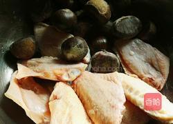 板栗烧鸡翅的做法图解1