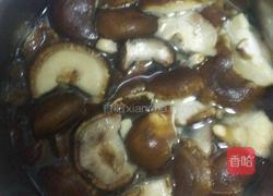 鸡肉炖蘑菇的做法图解2