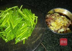 爆炒瘦肉蒜芯的做法图解2