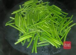 爆炒瘦肉蒜芯的做法图解3
