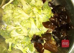 凉拌西兰花木耳的做法图解1