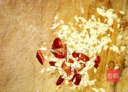 凉拌西兰花木耳的做法图解2