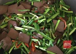 韭菜炒鸭血的做法图解9