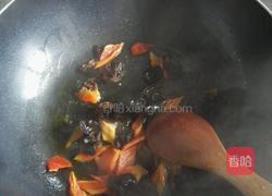荸荠炒黑木耳的做法图解3