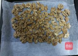 芝麻拌核桃的做法图解1