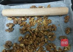 芝麻拌核桃的做法图解3