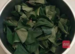 Illustration of how to make sweet potato leaf cake 1